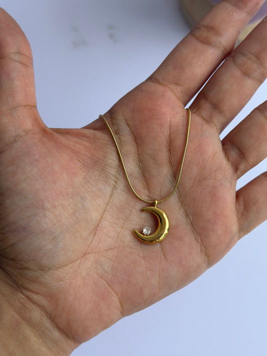 Moon pendant necklace